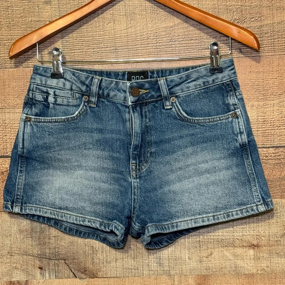 🌻 BDG Urban Outfitters Denim Mini-Shorts 2" Women's size 26 Summer Casual Beach - Picture 1 of 9